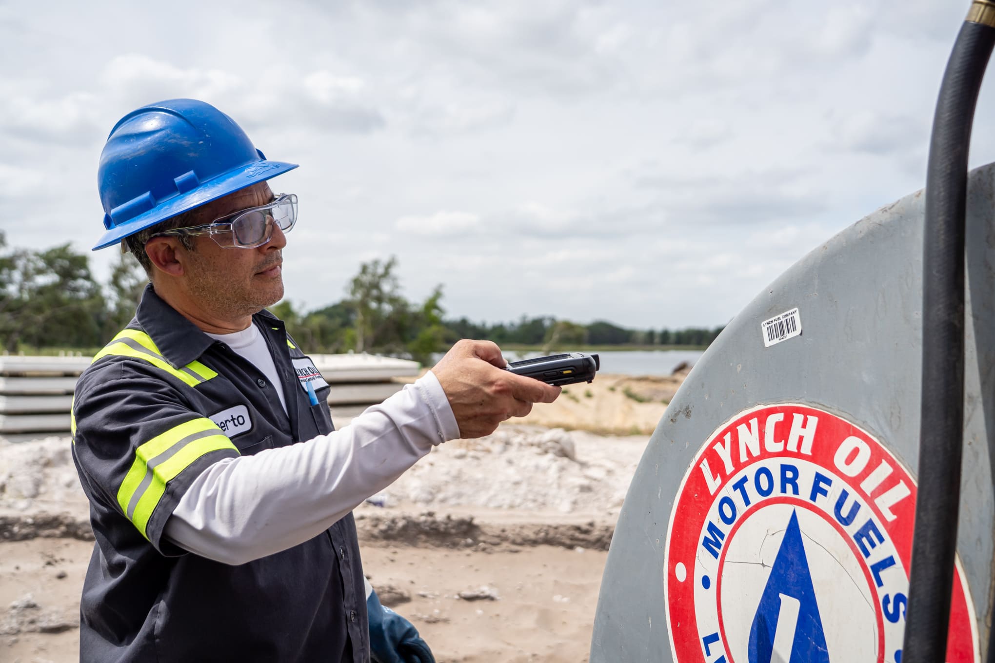 Lynch Oil fuel delivery truck servicing customers in Florida