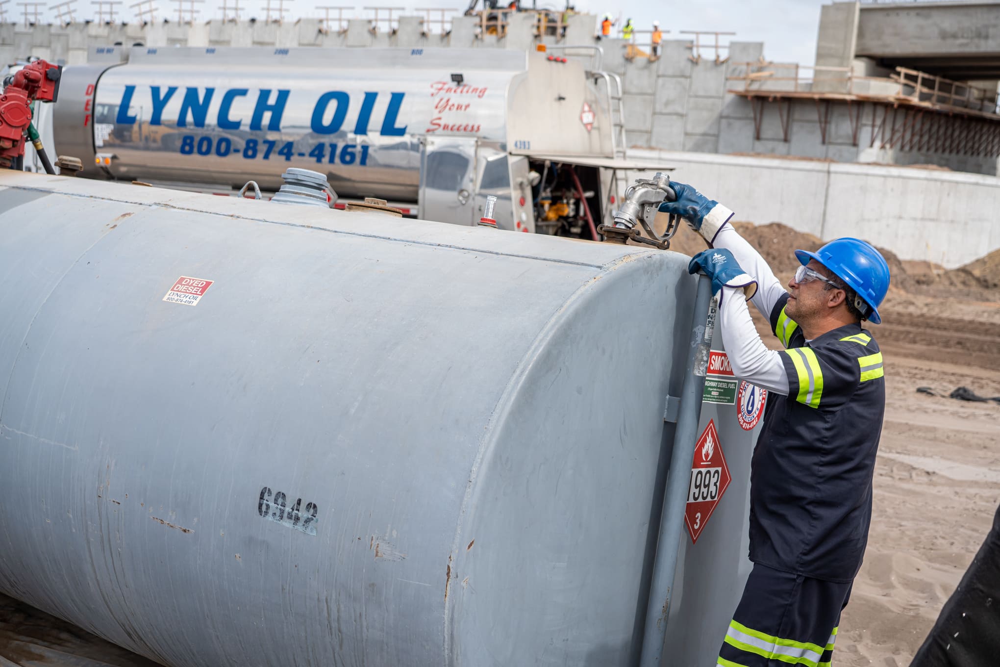 Lynch Oil fuel delivery truck servicing customers in Florida