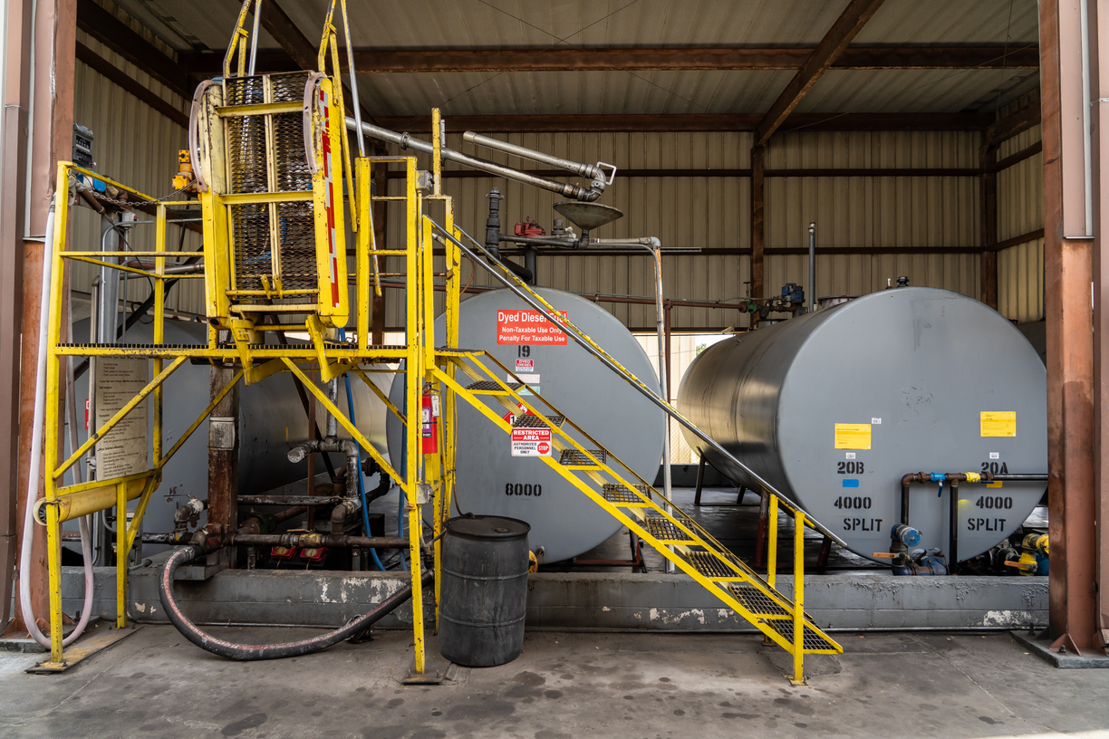 Lynch Oil fuel delivery truck servicing customers in Florida