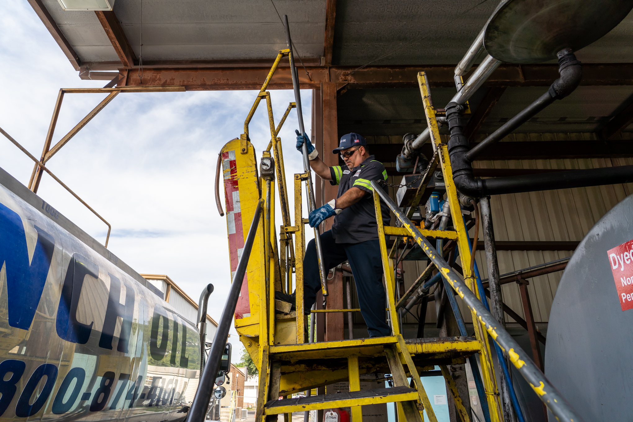 Lynch Oil fuel delivery truck servicing customers in Florida