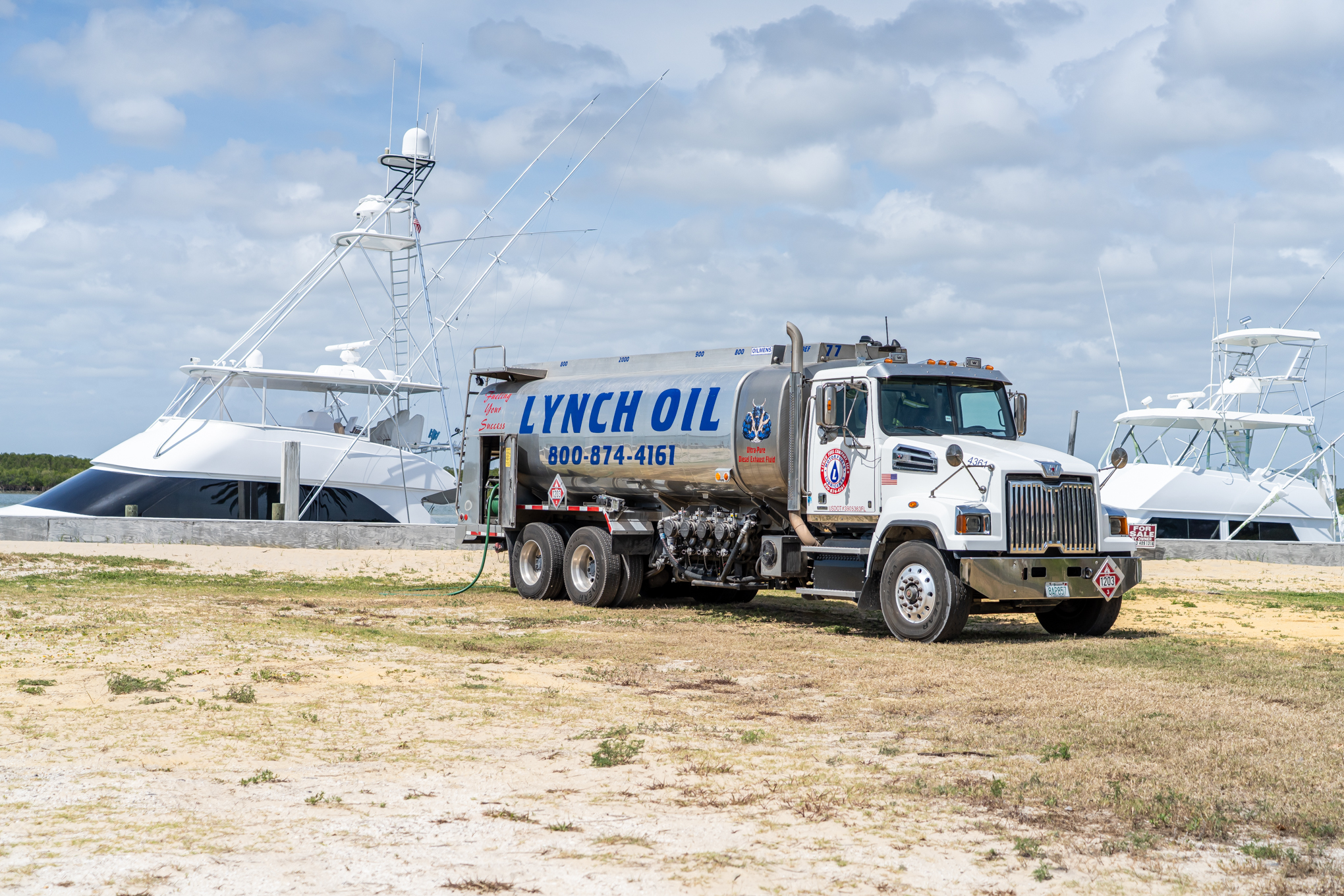 Lynch Oil fuel delivery truck servicing customers in Florida