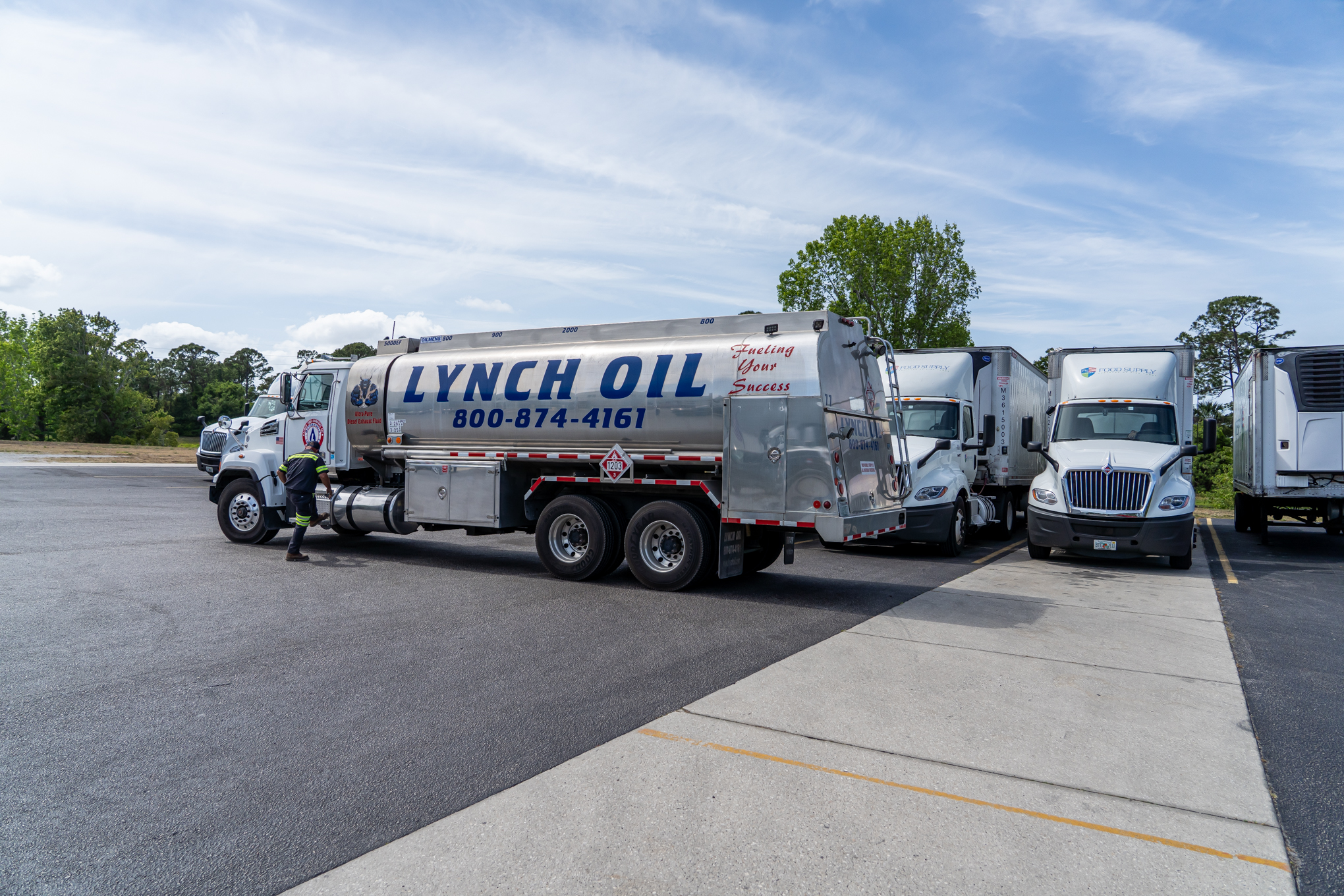 Lynch Oil fuel delivery truck servicing customers in Florida